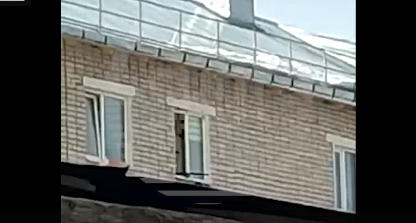   В Кировской области мужчина открыл стрельбу из окна своей квартиры