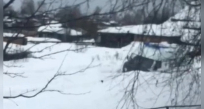 В Песковке из-за больших сугробов карета скорой помощи застряла по пути к болеющей девочке