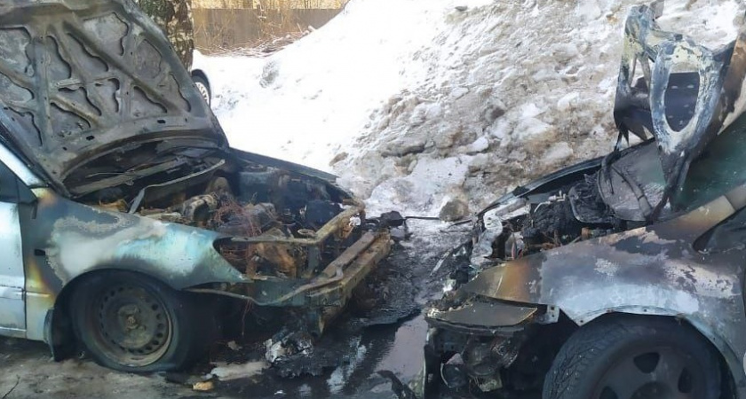 В одном из дворов Кирова от огня пострадали сразу две машины