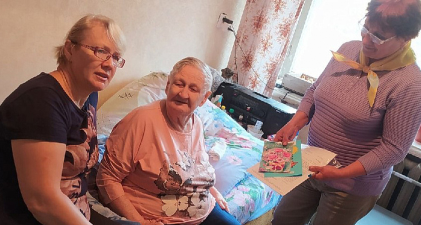 В Кировской области женщина приютила дома одинокую бабушку 