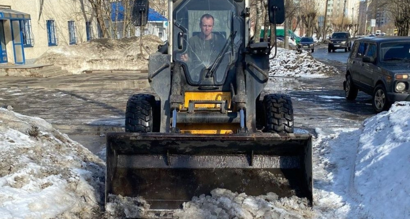 Кировские подрядчики борются со "снежной кашей" и гололедицей по всему городу 