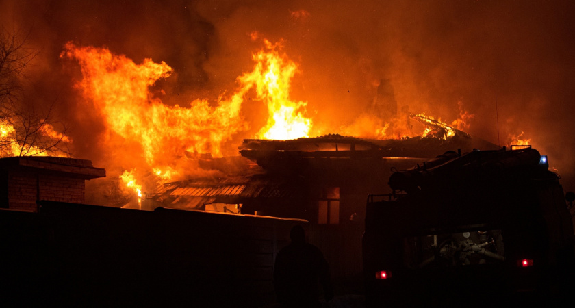 В Котельниче три семьи остались без жилья из-за пожара