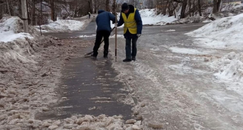 Кировские подрядчики освободили ото льда 60 процентов тротуаров