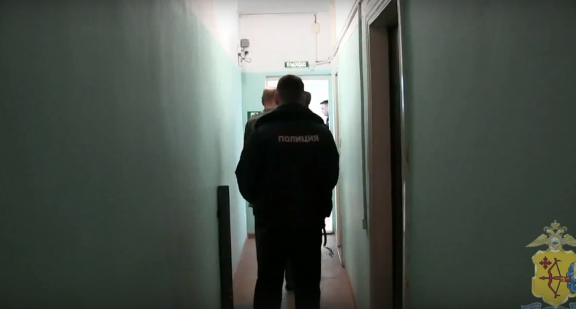 Ребенка забрали из семьи: житель Кировской области с ножом в руках угрожал сыну убийством