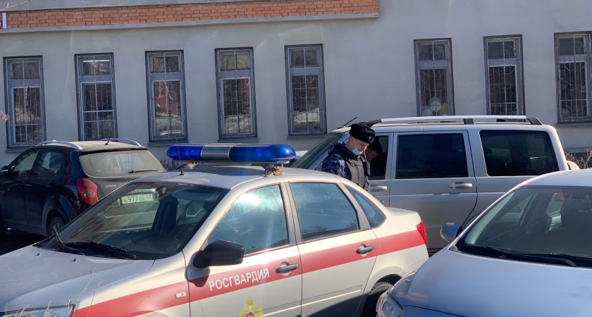 В Кировской области задержали водителя, который "вилял" по дороге и врезался в забор