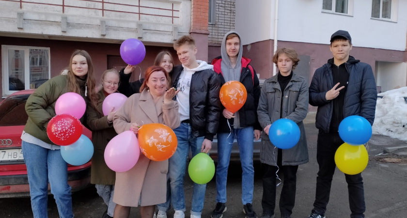 Кировские школьники устроили во дворе своей классной представление с песнями и танцами