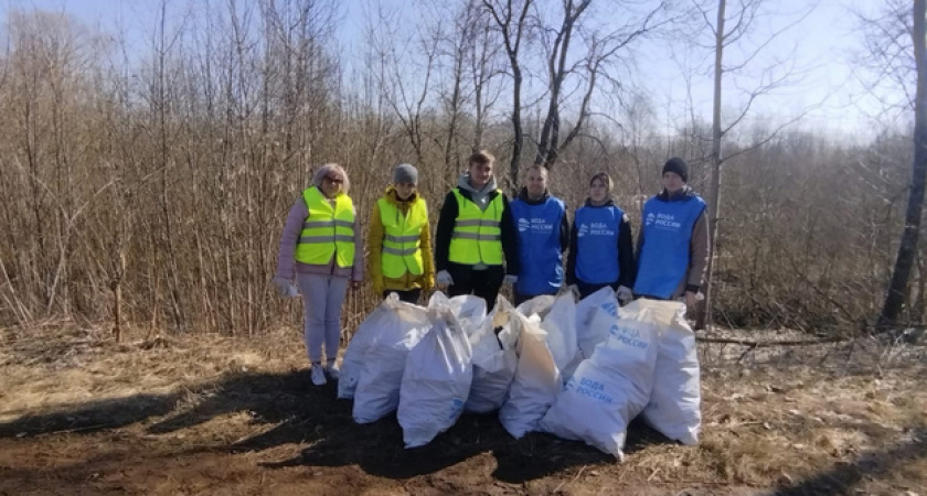 На Ежовском озере прошел масштабный субботник