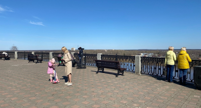 "Испорчены вещи и настроение": на набережной кировчане испачкали краской одежду 