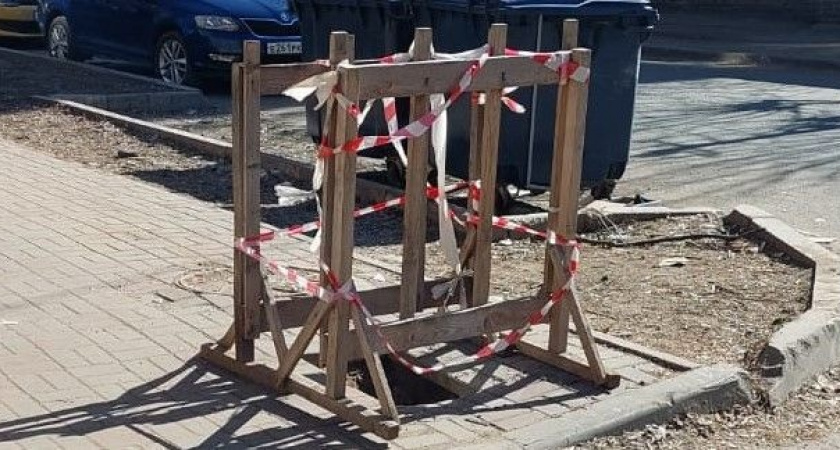 Посреди Кирова образовался опасный для пешеходов провал