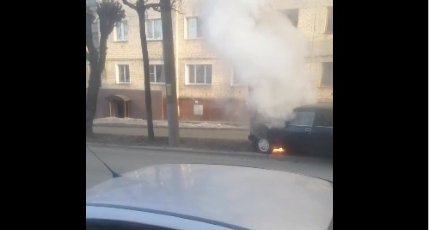 В Кирове на улице Профсоюзной вспыхнул ВАЗ