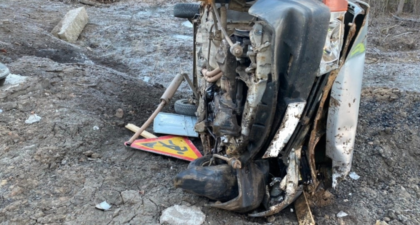 В Кирове легковушка съехала с дороги и снесла дорожные знаки