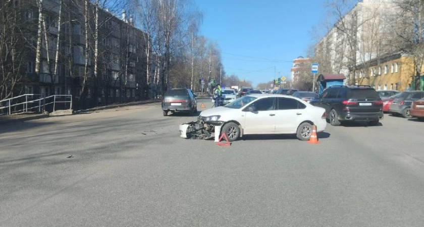 В Кирове на улице Дзержинского столкнулись две легковушки: есть пострадавшие