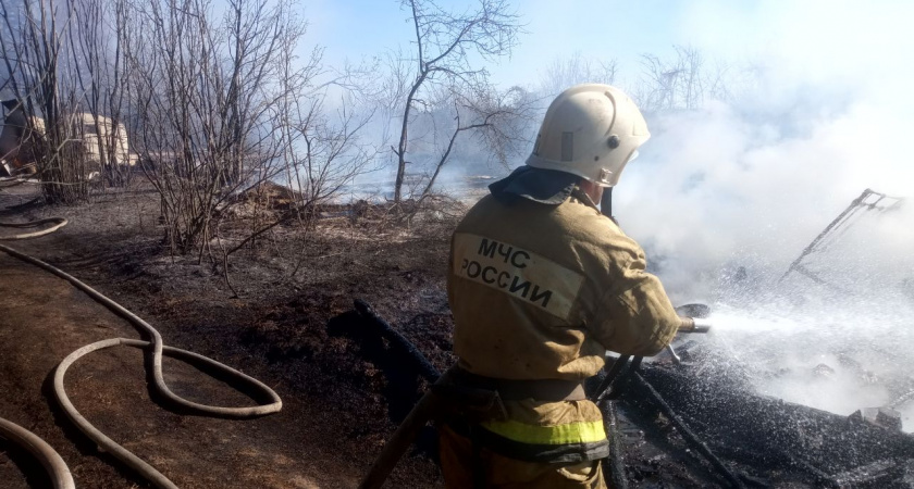 В Кировской области во время пожара в саду пострадал мужчина