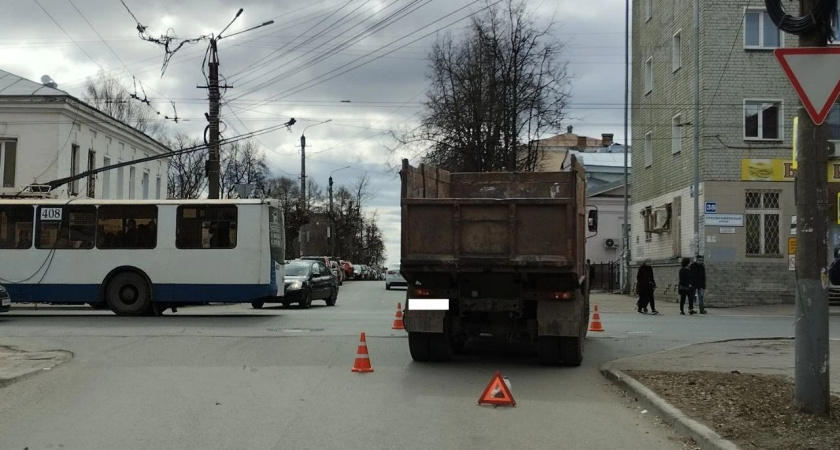   В центре Кирова мужчина оказался под колесами КАМАЗа