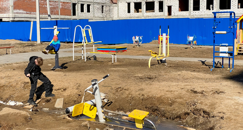 В Коминтерне "ушла под землю" детская площадка