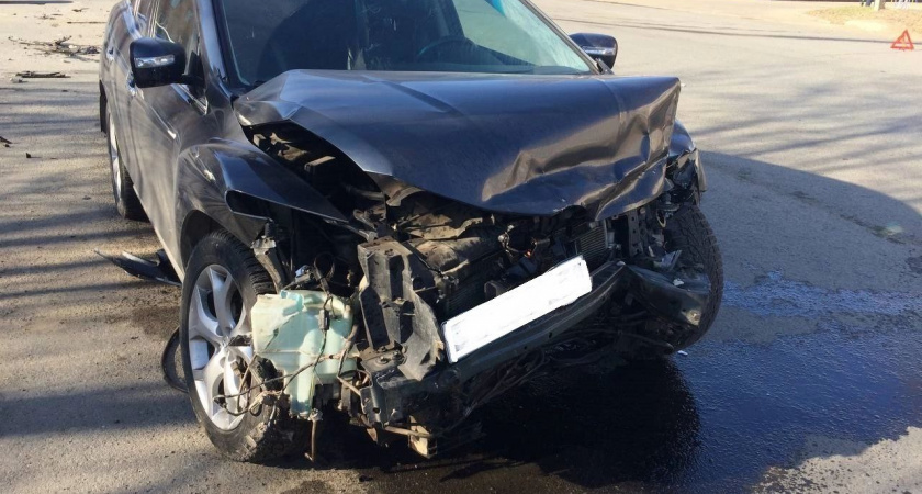 В массовом ДТП на улице Маклина в Кирове пострадала девушка