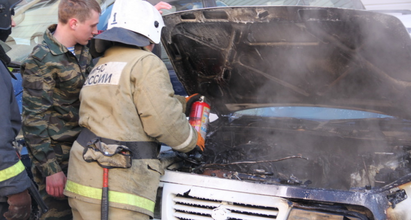 В Кирове огонь уничтожил три автомобиля ГИБДД
