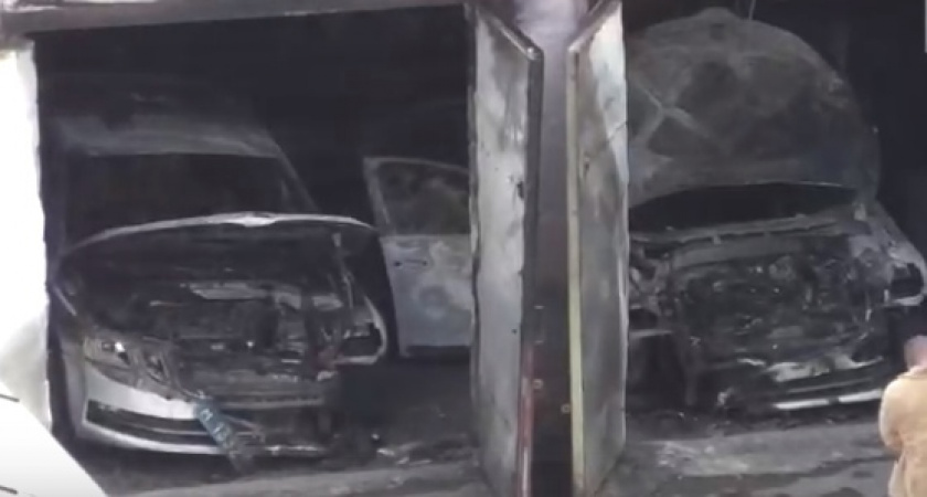 В Кирове сгорели три машины ГИБДД: известна предварительная причина пожара