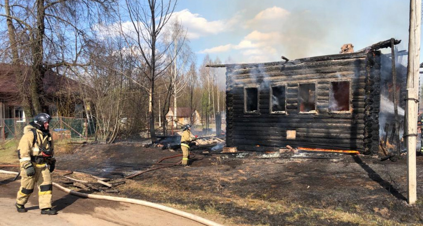 Пять пожарных экипажей выехали тушить дом в Кировской области