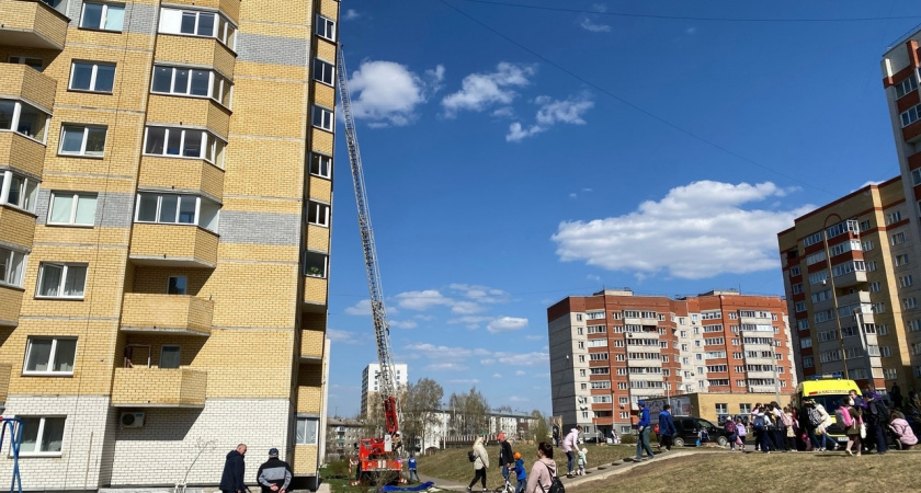 Натянули брезент: в Кирове спасали малыша, оставшегося дома на 10 этаже в одиночестве