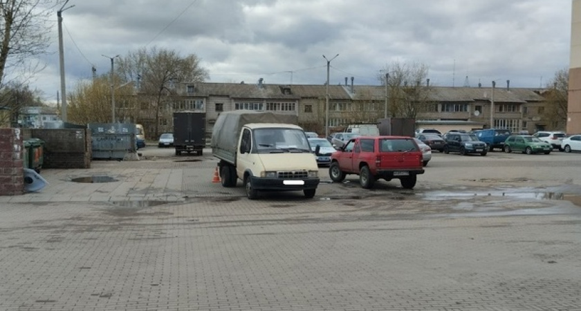 В Кирове водитель грузовика сбил двух человек: пострадал полугодовалый малыш