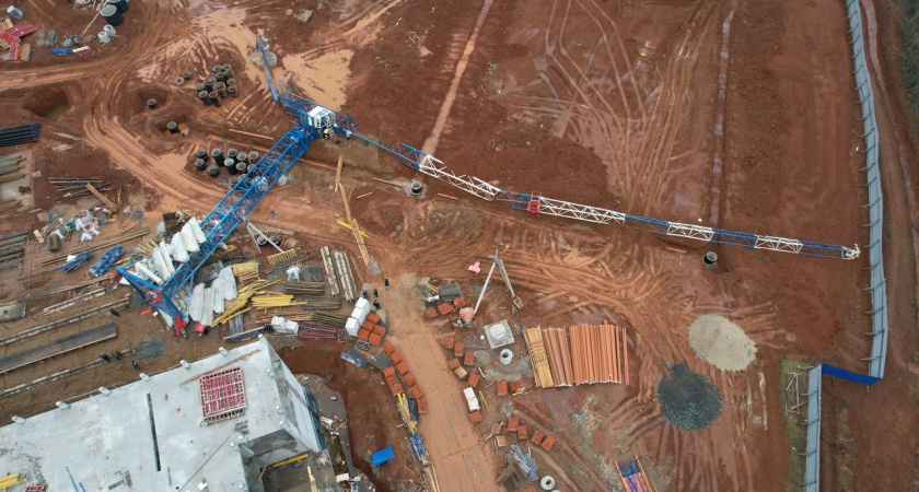 Появились новые подробности инцидента с рухнувшим краном на стройке школы в Кирове