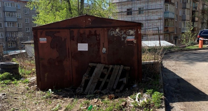 В Кирове ищут владельцев гаража и контейнера, расположенных на улице Лепсе и Пятницкая