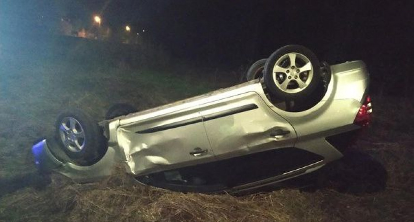 В Кирове Kia Ceed вылетела с дороги и перевернулась: за рулем был пьяный водитель