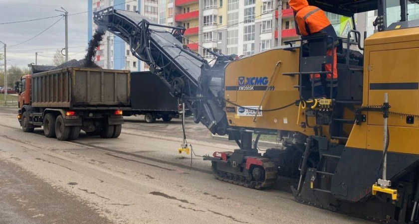 В Кирове ремонтируют 11 дорог: очередь дошла до проезжей части в Чистых прудах