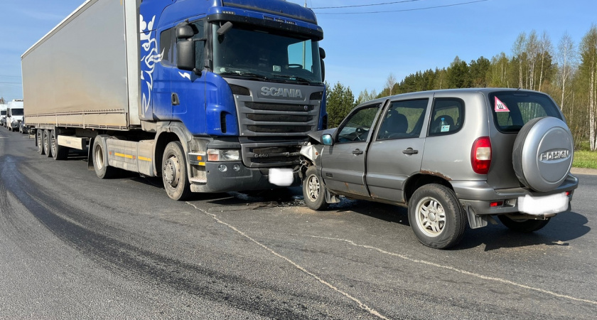 Из-за столкновения с фурой в Кировской области получили травмы четыре пассажира Chevrolet 