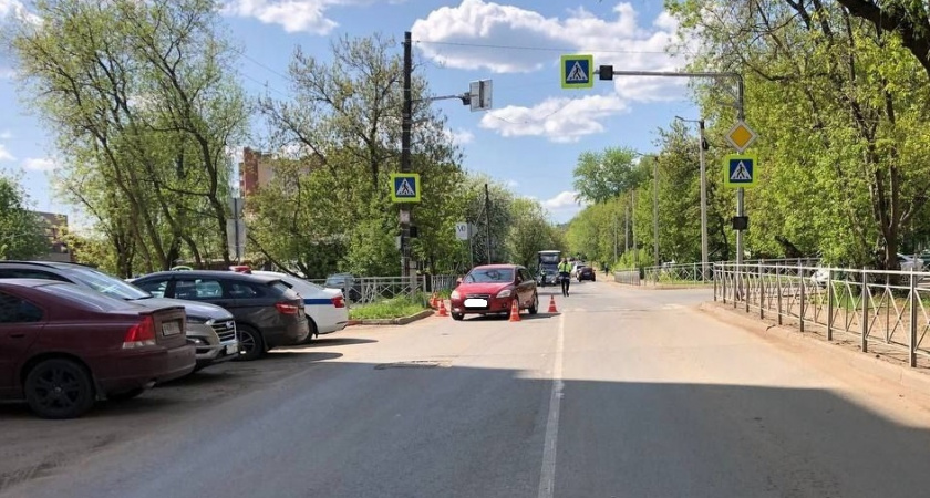 В Кирове на улице Азина ребенок оказался под колесами Kia Ceed