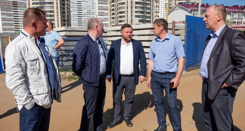 Глава администрации Кирова проверил строительство  домов для переселенцев 