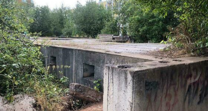 Прокуратура обязала администрацию Кирова ограничить доступ к опасному недострою