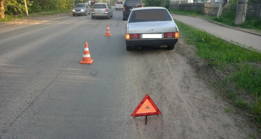 В Кирове девушка на ходу выпала измашины