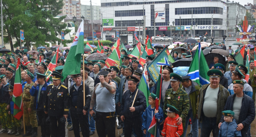 День пограничника в Кирове: шествие под дождем, митинг и концерт