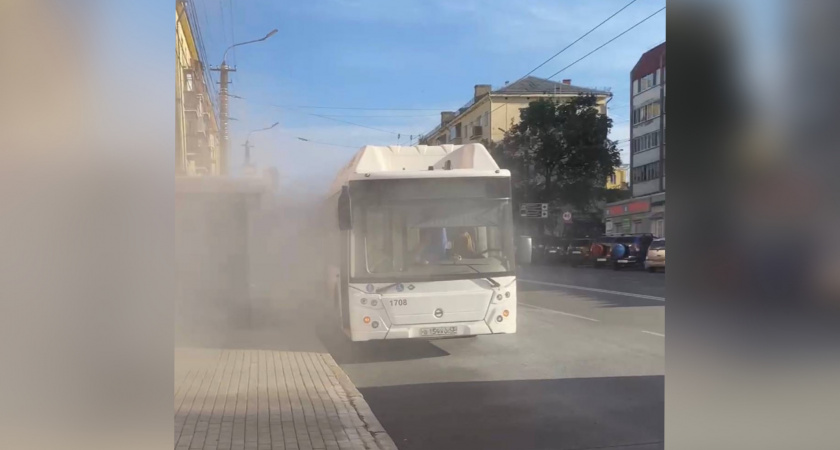 В Кирове рядом с "Мелодией" задымился автобус № 1