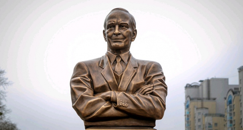 В кировской гимназии появится бюст народного артиста РФ Василия Ланового