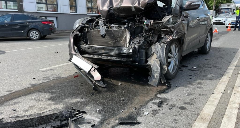 Массовая авария с грузовиком в Кирове: появились подробности ДТП на улице Ленина