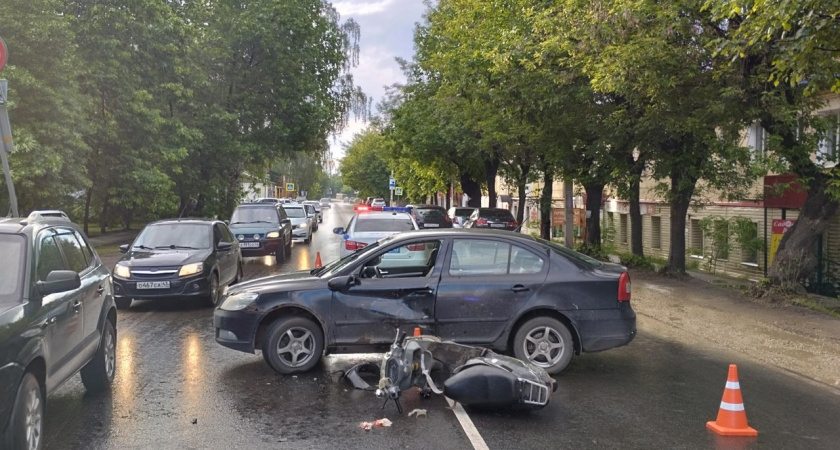 В Кирове на Павла Корчагина столкнулись Škoda и скутер: пострадали три человека