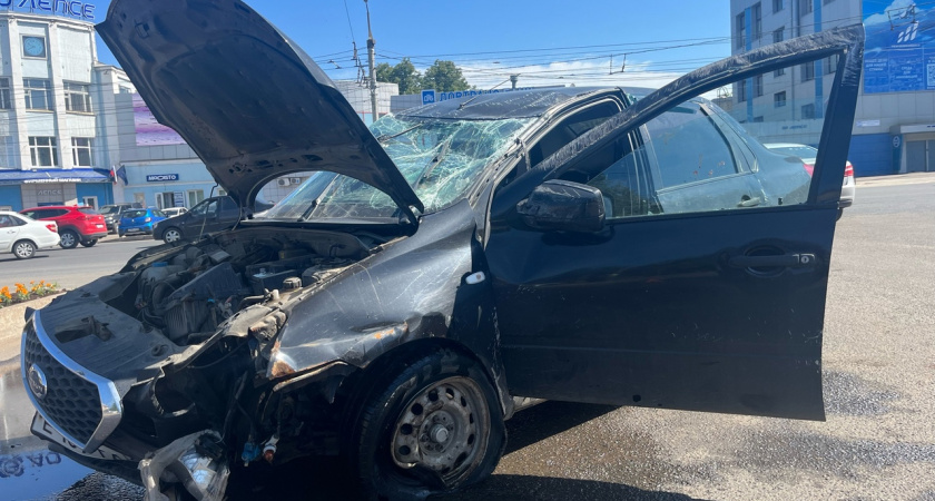 В Кирове на площади Лепсе пьяный бесправник врезался в бордюр: есть пострадавшие