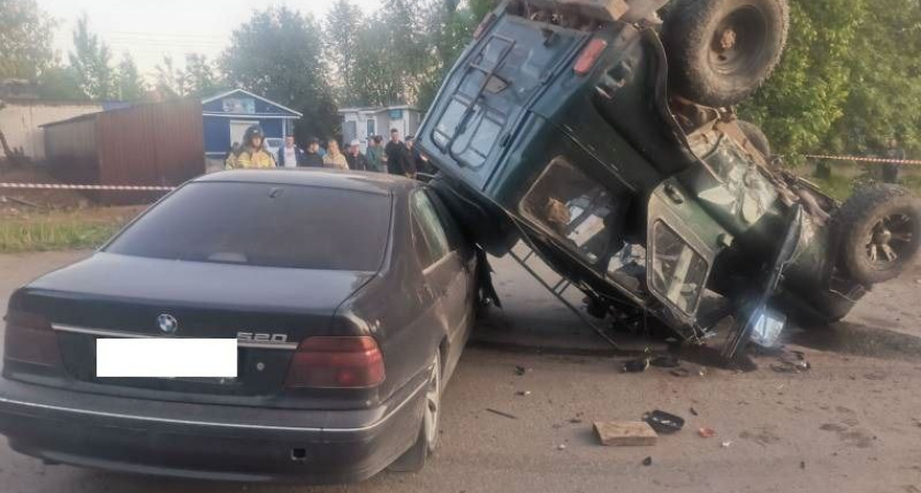 В Кировской области из-за столкновения BMW и "УАЗ" пострадал ребенок