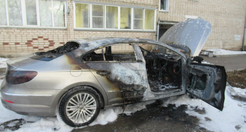 Житель Кировской области от обиды облил бензином и сжег чужую машину 