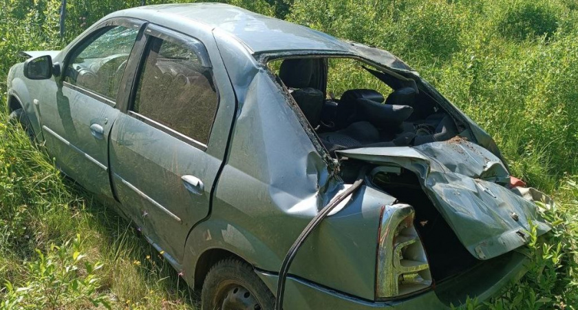 В Кировской области иномарка оказалась в кювете: есть пострадавшие