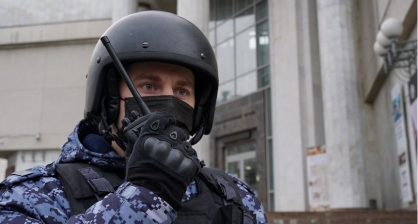 В Кирове росгвардейцы задержали подозрительную женщину в магазине