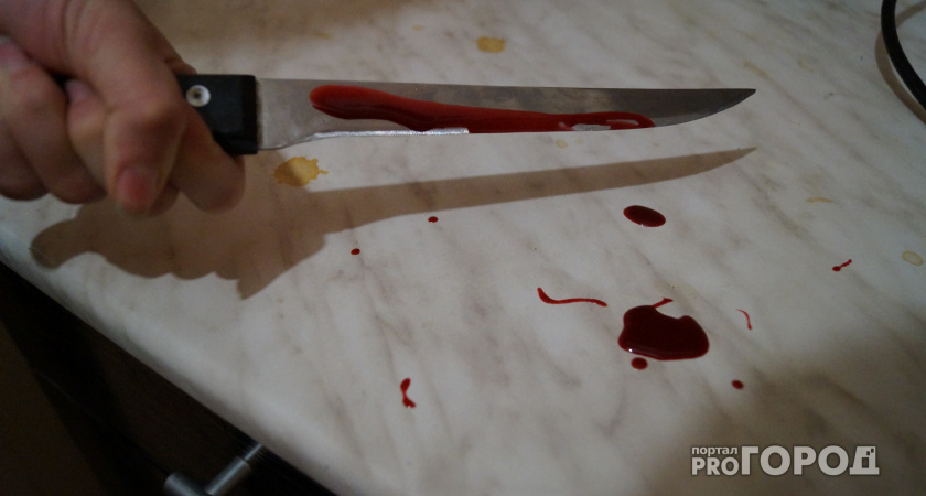 В поселке Стрижи зарезали женщину в подъезде