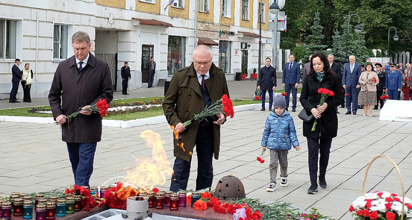 Александр Соколов возложил цветы к памятнику воинам-кировчанам у Вечного огня