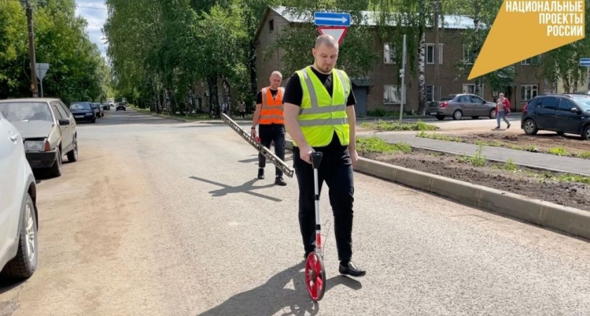 На трех улицах Кирова отремонтировали дороги