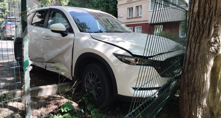 Утром в центре Кирова столкнулись ВАЗ и Mazda: есть пострадавшие