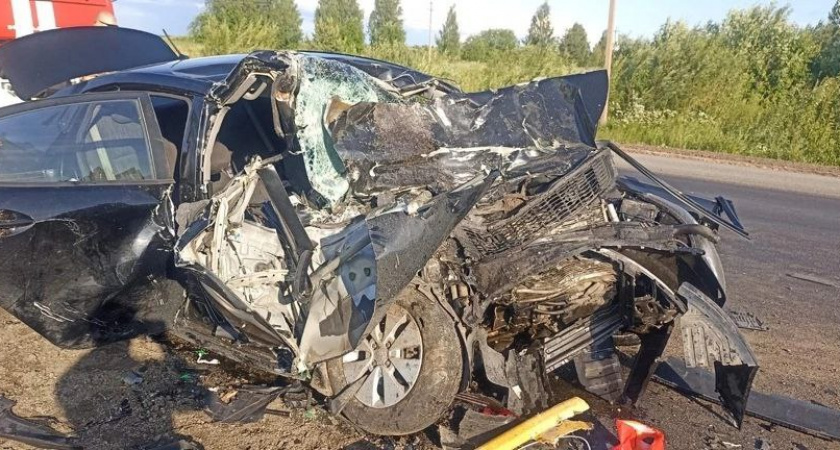 В Кировской области столкновение с грузовиком превратило Kia Rio в груду металла 