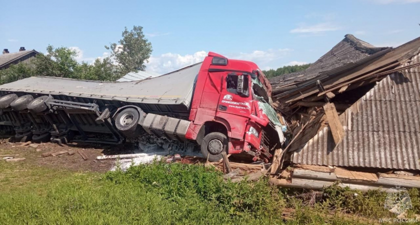 27 июня в Кировской области водитель грузовика съехал в кювет и влетел в дом